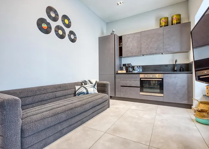 Stylish 1-bedroom Just 5 Minutes From Valletta By Ferry *