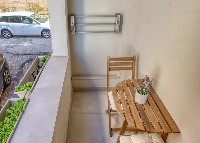 Stylish 1-bedroom Just 5 Minutes From Valletta By Ferry Apartament